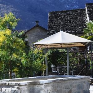 Brunnen und Pavillon