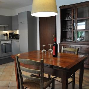 Küche mit Küchentisch