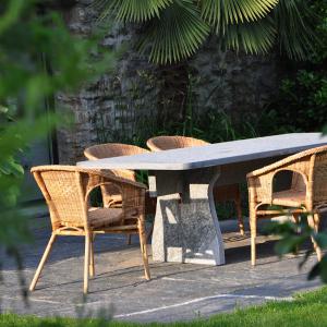 Sitzplatz am Steintisch