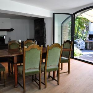 Wohnzimmer mit Esstisch und Cheminee